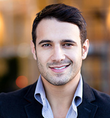Uomo con capelli neri